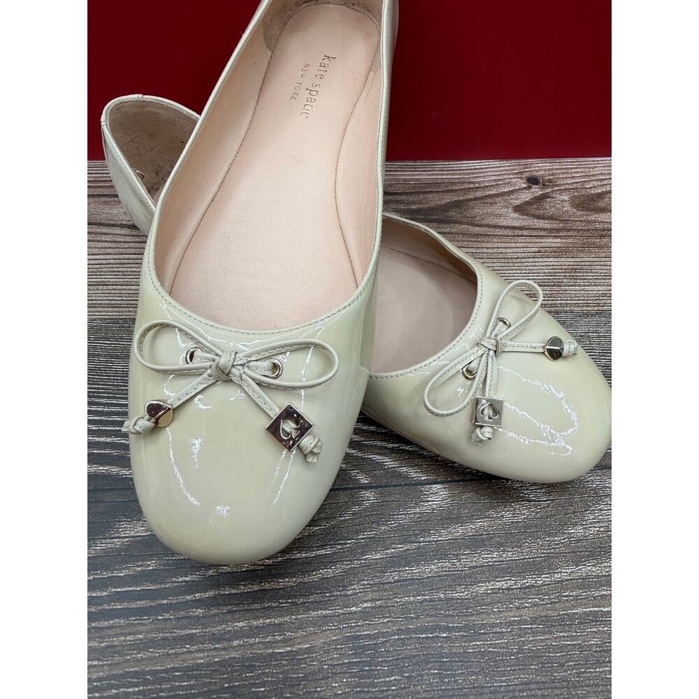 Kate Spade Carson Ballet Flats 8.5 Ivory Patent Leather Bow Spade Charm - Picture 3 of 6